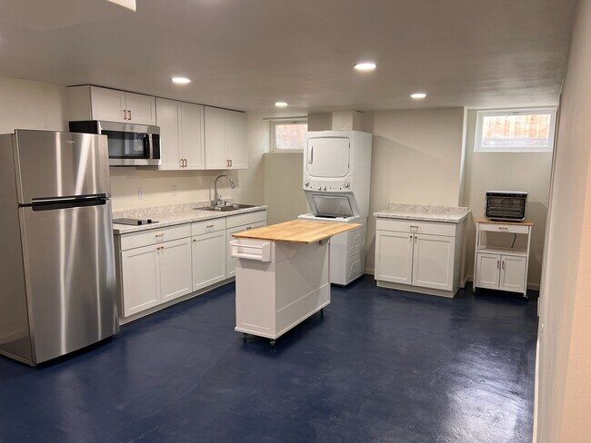 Primary Photo - 841 Red Apple Rd