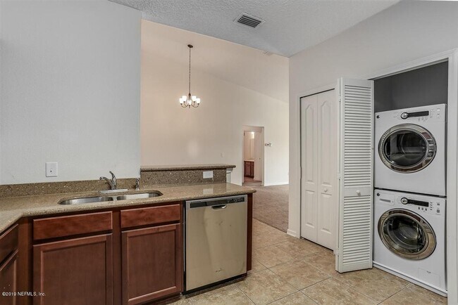 Building Photo - 4908 Key Lime Dr