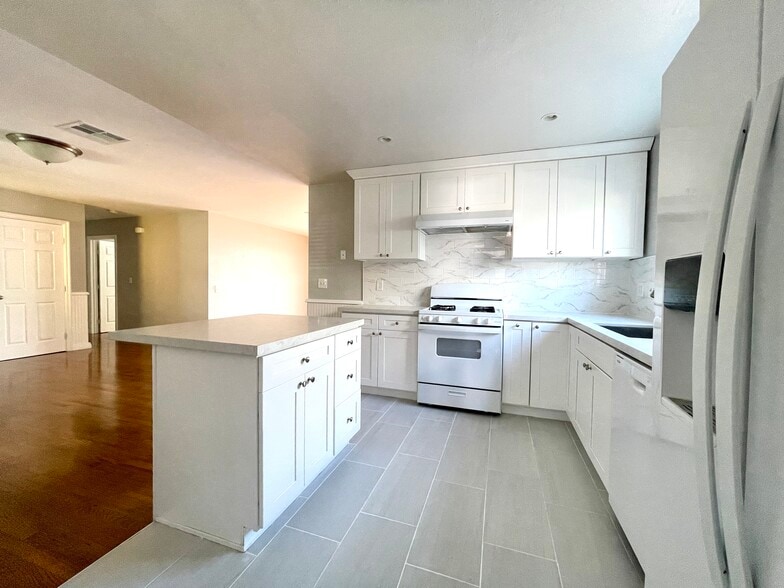 Building Photo - 10473 Rose Ann Cir