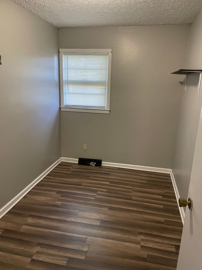 Building Photo - 3 bedroom 1 bath brick home in the country...