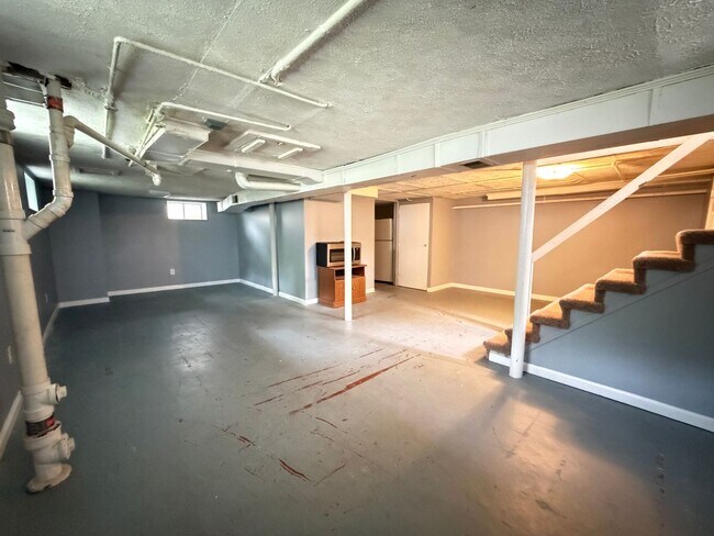 Building Photo - 3 Bedroom Home With A  Basement And Large Back Yard