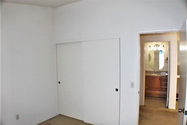 Building Photo - 25740 Rosebay Ct