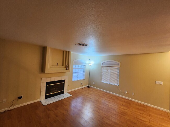 Building Photo - Modern Comfort in the Heart of Summerlin!