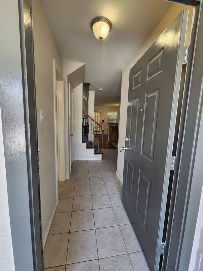 Building Photo - Gorgeous 2 story 3-bedroom 2.5-bath townhouse centrally located in Dallas Fort Worth metroplex