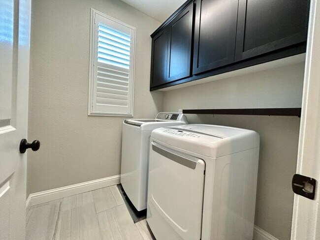 Building Photo - Beautiful Modern 3 Bedroom With Solar! - Apply Today!