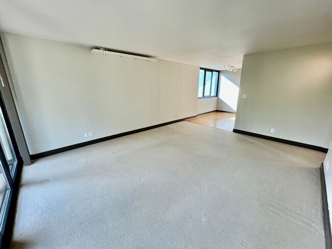 Building Photo - Modern 2-Bed, 2-Bath Downtown Condo with P...