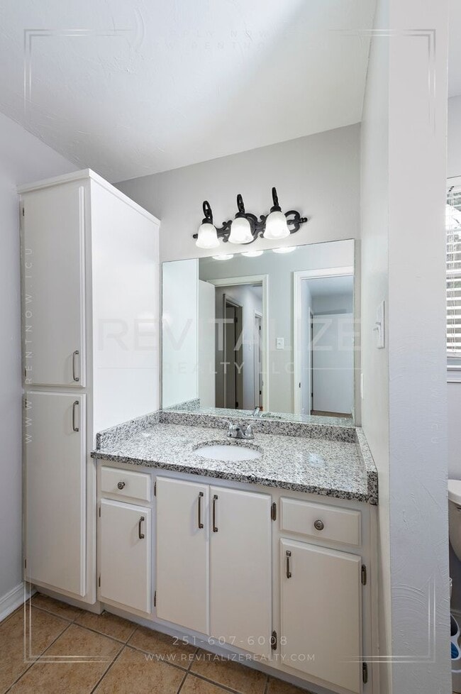 Building Photo - Alluring 3 Bed 2 Bath Home by Medal of Honor Park!