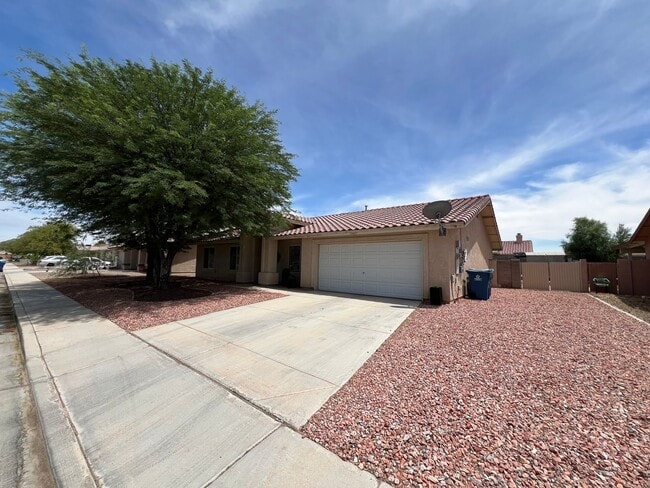 Building Photo - SOLAR & POOL HOME!