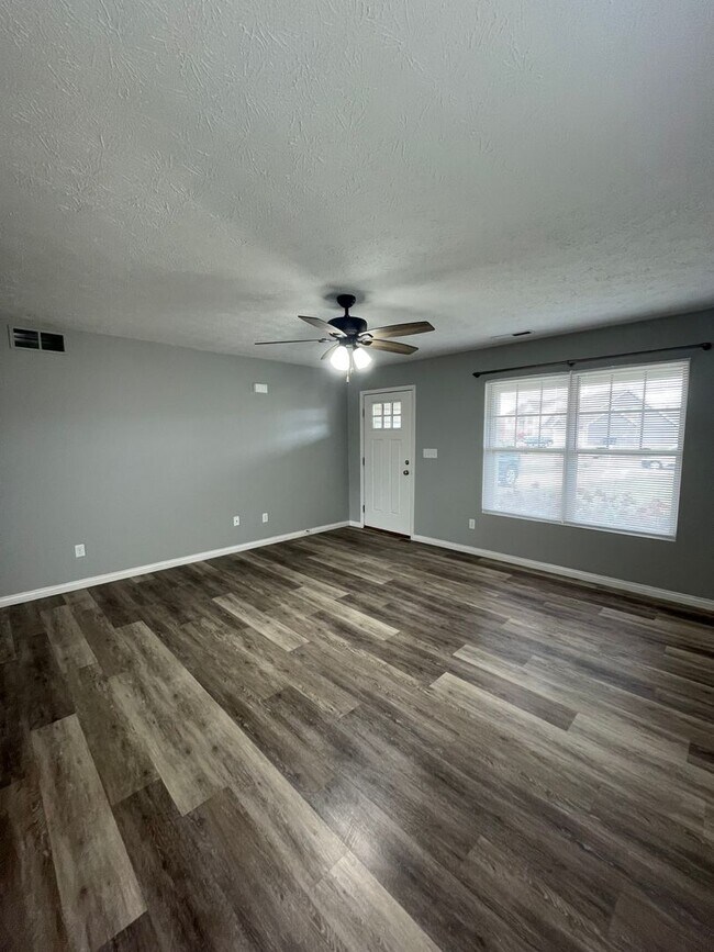 Building Photo - 3 Bedroom Single Family Home