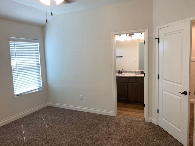 Building Photo - 3/2.5/1.5 Duplex /Easy access to I-35 / Fridge, Washer, Dryer / Fenced in yard / NBISD