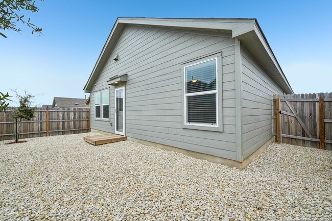 Building Photo - BEAUTIFUL 4-BEDROOM HOME AT THE SILOS