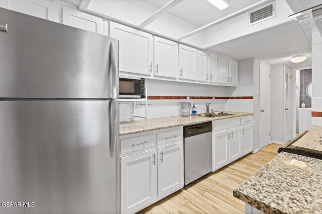 Building Photo - 6201 Escondido Dr