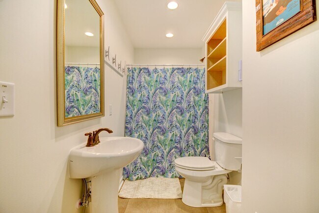 Building Photo - Seasonal Rental: Total Relaxation with Sou...