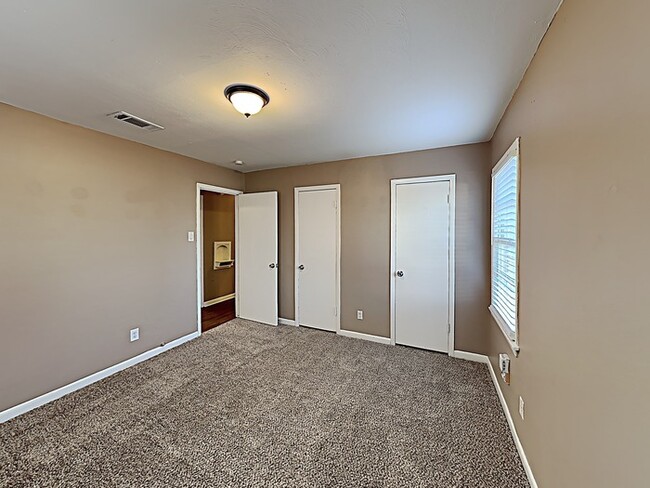 Building Photo - Adorable 4 Bedroom!!