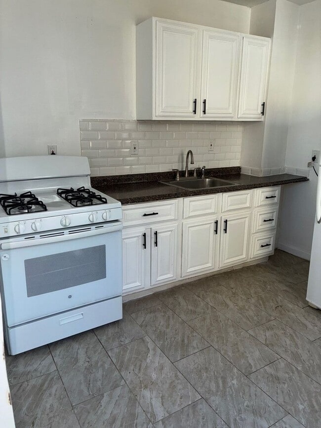 Building Photo - 2234 Henneman Ave