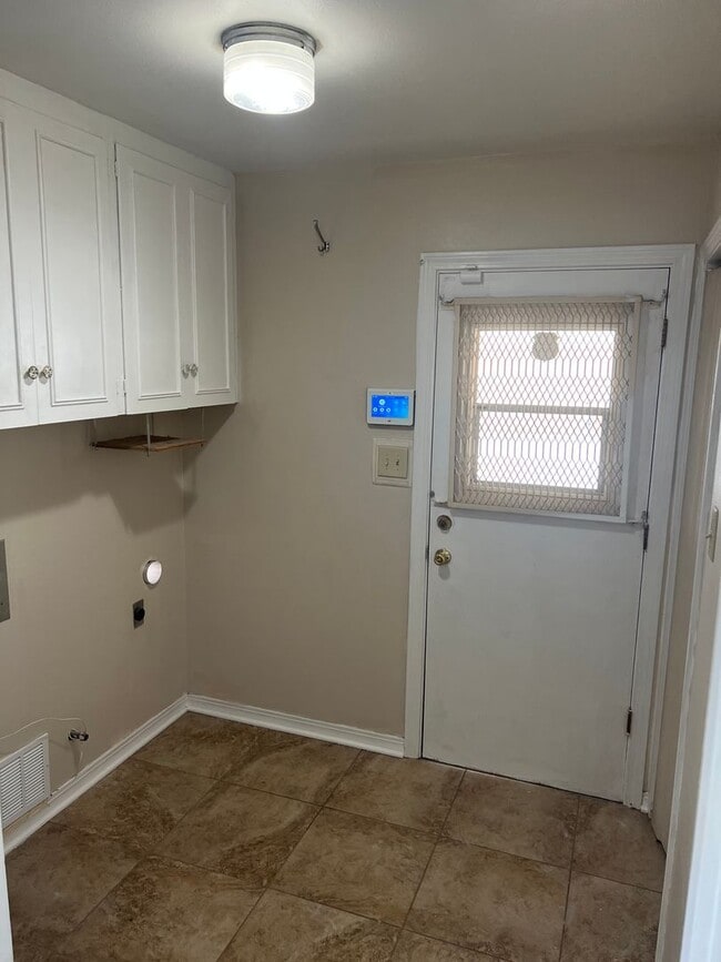 Building Photo - 810 Captain Shreve Dr