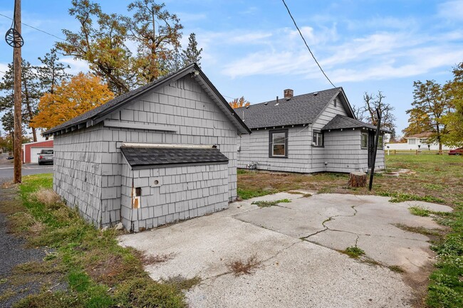 Building Photo - Charming Garland Area Home!