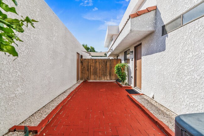 Building Photo - 34414 Laura Way