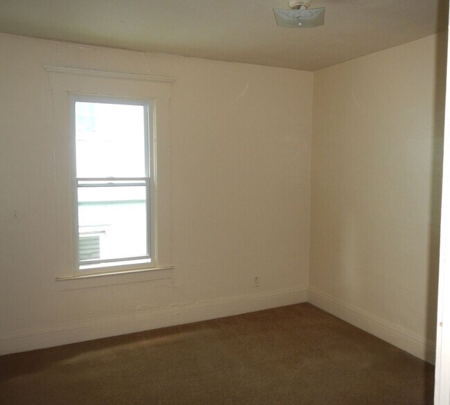Building Photo - Four Bedroom Duplex with Great Park View 7...