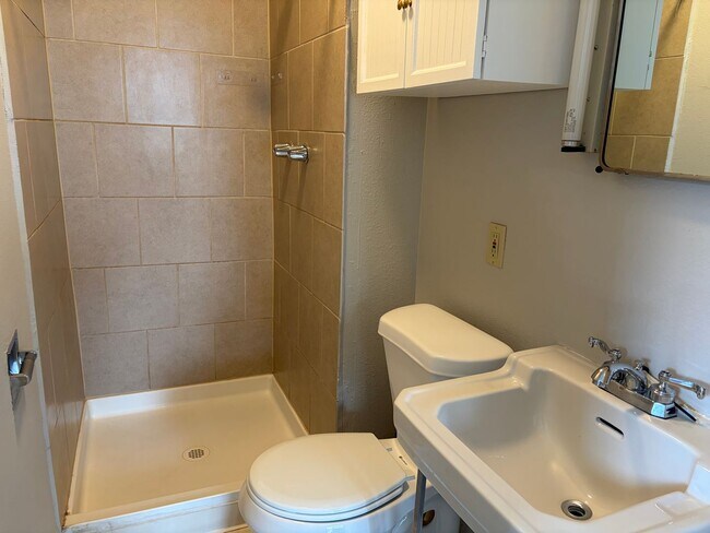 Building Photo - 818 N Corona St