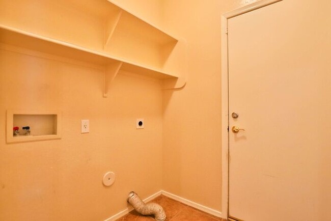Building Photo - 3 Bedroom Plus Den in Seville