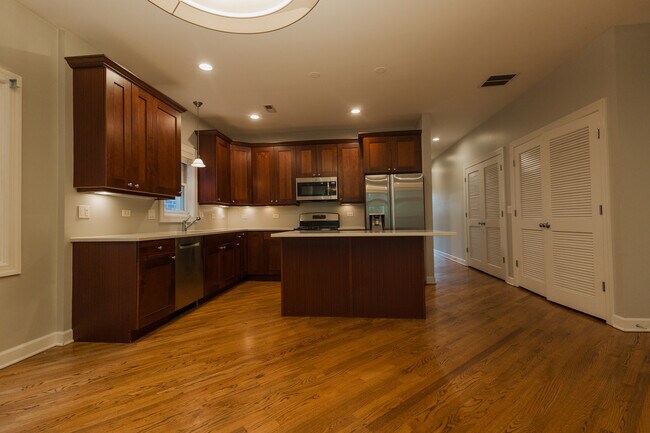 Building Photo - 1527 N Hudson Ave