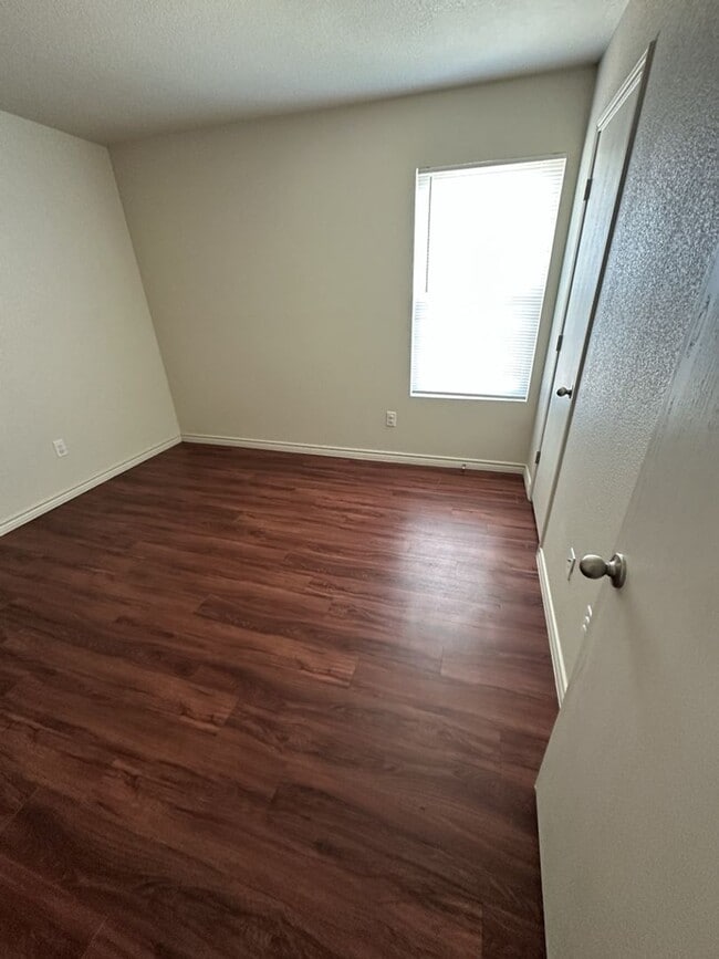 Building Photo - AVAILABLE NOW! (SECTION 8 ACCEPTED)