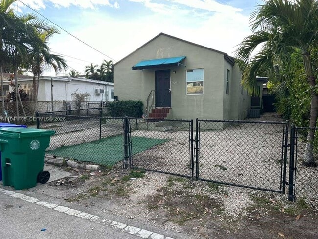 Building Photo - 920 NW 22nd Ct