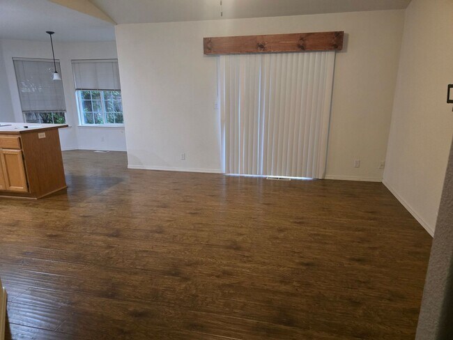 Building Photo - 3 bed 2 bath Home for Rent in Grants Pass