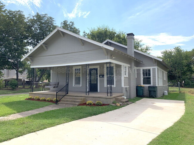 Building Photo - 300 W Moore St