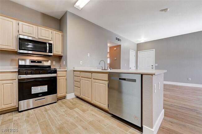 Building Photo - 855 N Stephanie St