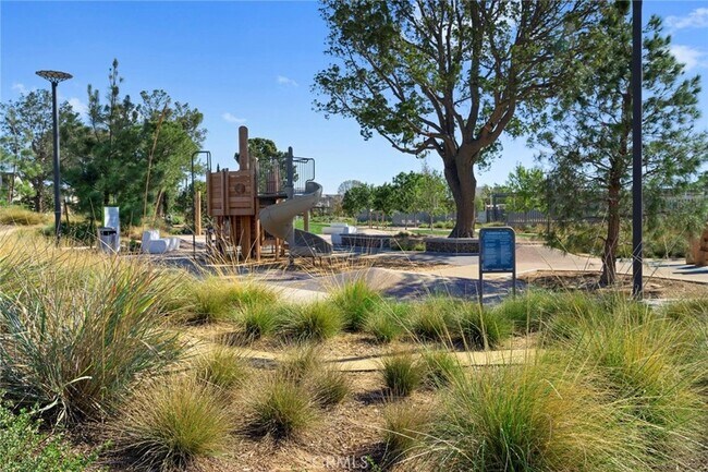 Building Photo - 124 Sculpture