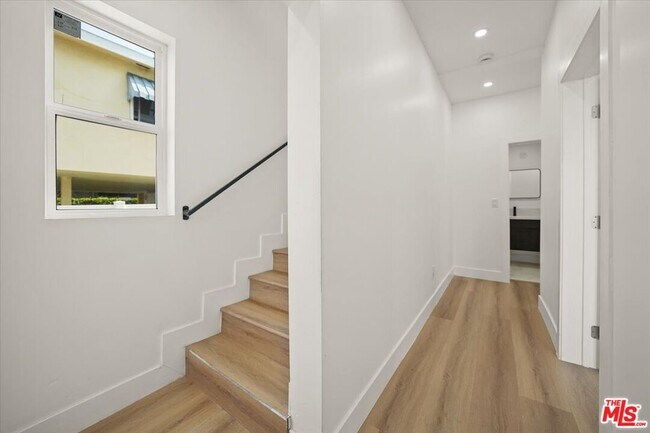 Building Photo - 910 N Hudson Ave