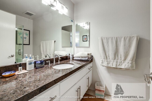 Building Photo - Gorgeous Remodeled Condo in Newport Beach!