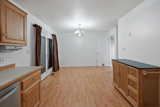 Dinning - 525 Meade Ave