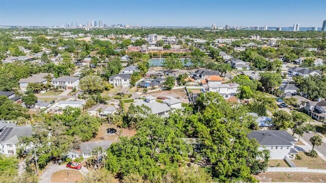 Building Photo - 1104 S Lois Ave