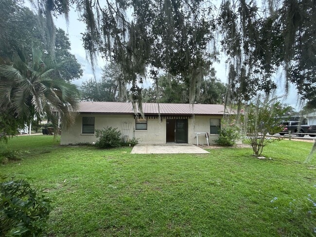 Building Photo - Beautiful 3 Bedroom Home Just Steps from L...