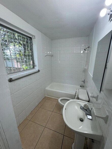 Building Photo - 120 SW 18th Ct