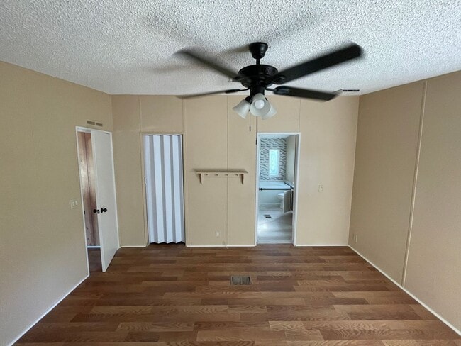 Building Photo - 3/2 Manufactured Home in the Country.