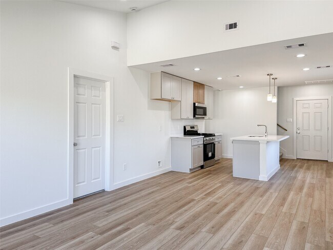 Building Photo - 824 Waxahachie St