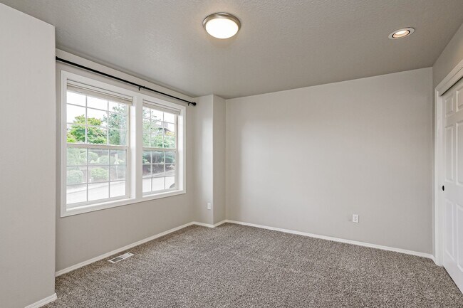 Building Photo - 3 Bed 2.5 Bth Upper Floor Unit + A/C + Fireplace + Large Deck