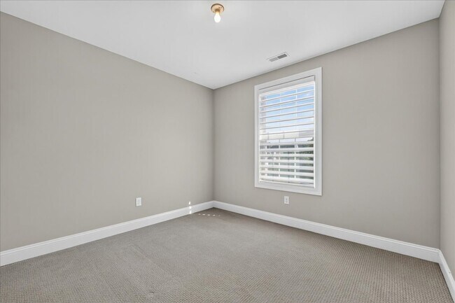 Building Photo - 8013 Central Park Dr