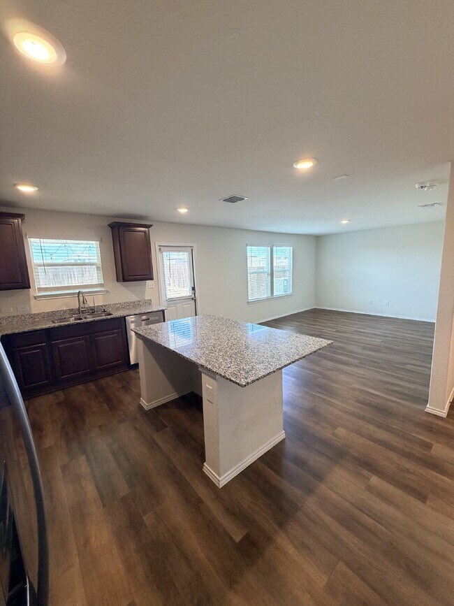 Building Photo - 631 Wild Olive Wy