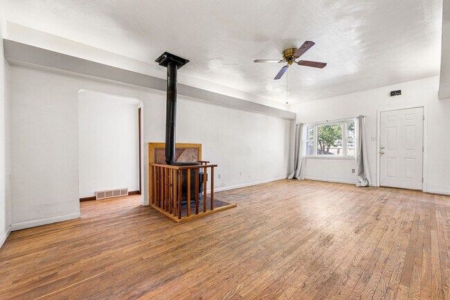 Building Photo - Old Town Lafayette Location! 4 bedrooms! Huge garage!