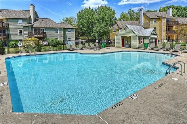 Building Photo - Charming 2BR Condo in Charlotte