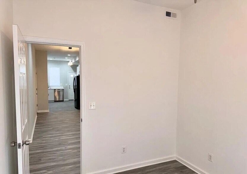 Building Photo - 503 N Lakewood Ave