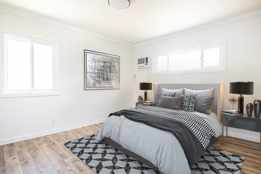 Building Photo - 14041 Moorpark St