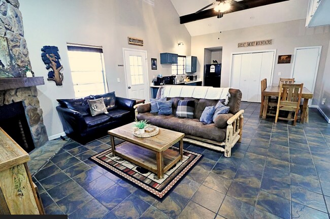 Building Photo - MOVE IN READY