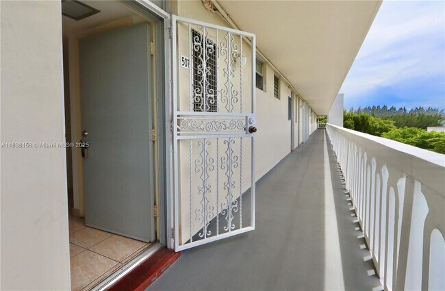 Building Photo - 2851 Leonard Dr