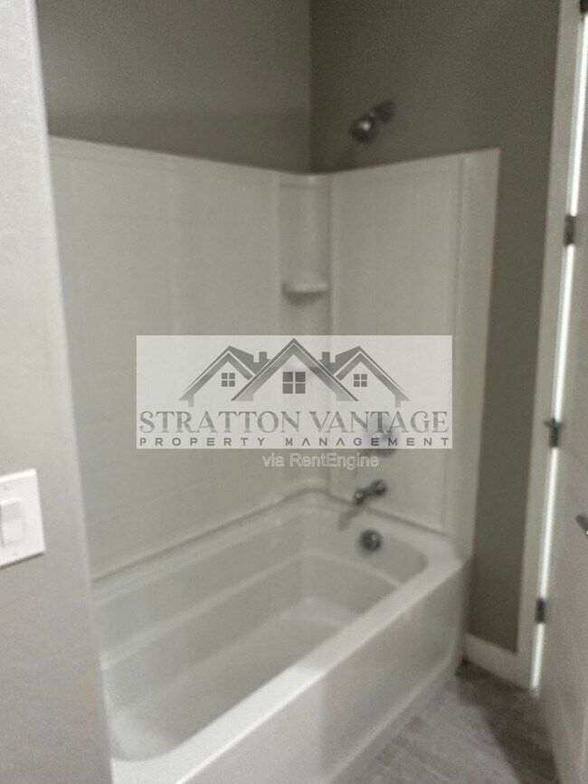 Building Photo - 9638 E Tesla Ave